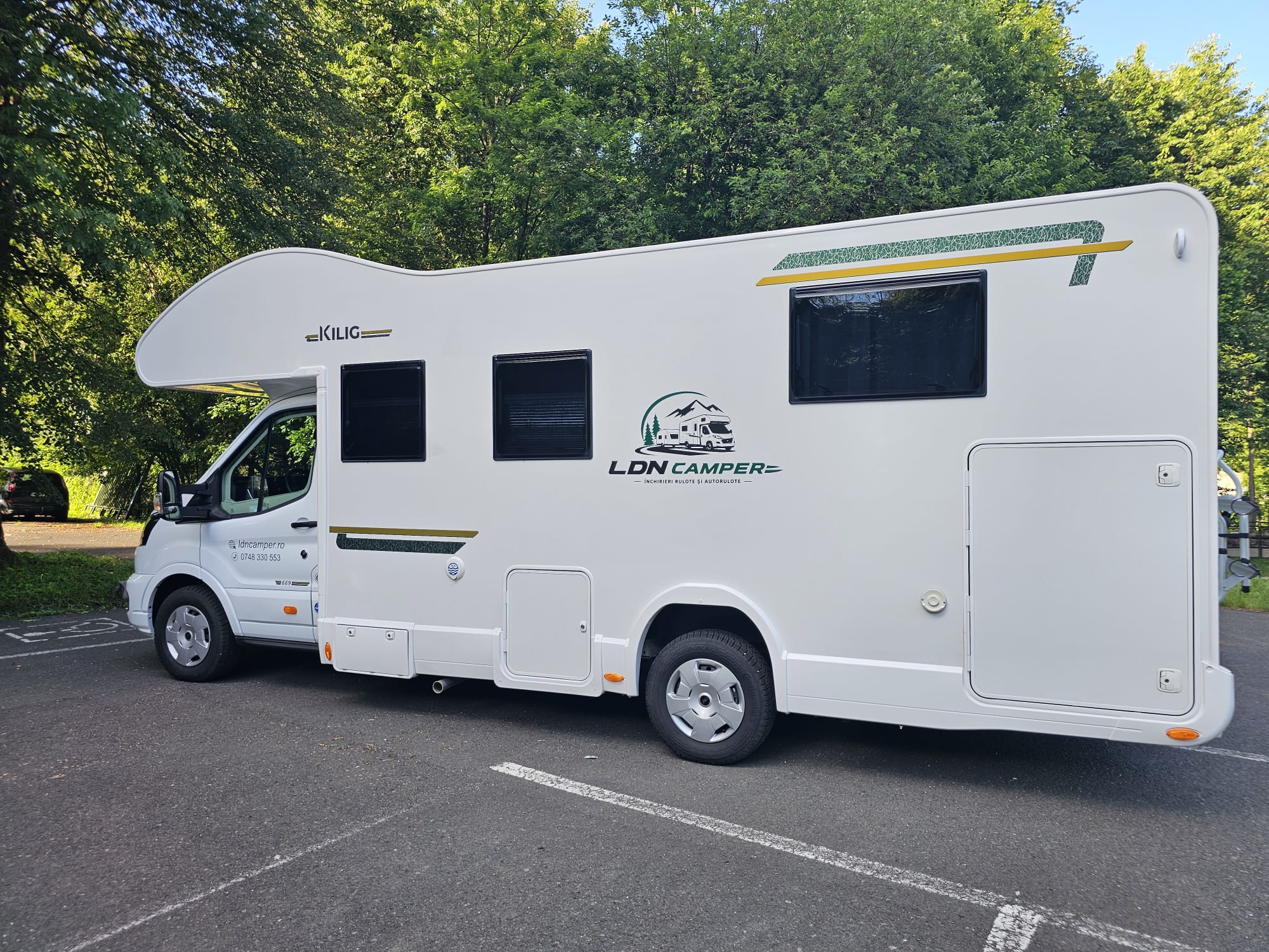 Autorulota KILIG 669 LDN Camper într-un peisaj verde